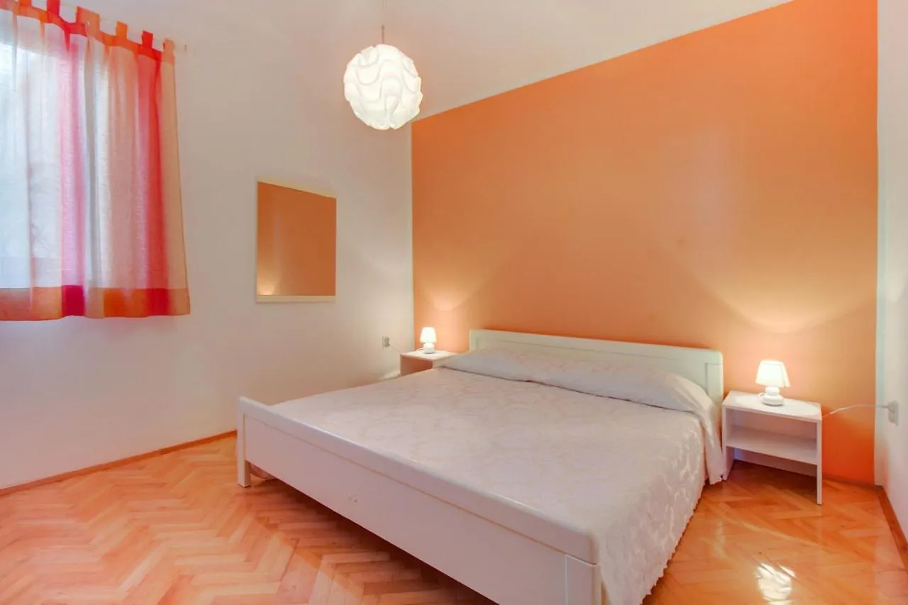 Apartments With A Parking Space 말리로시니